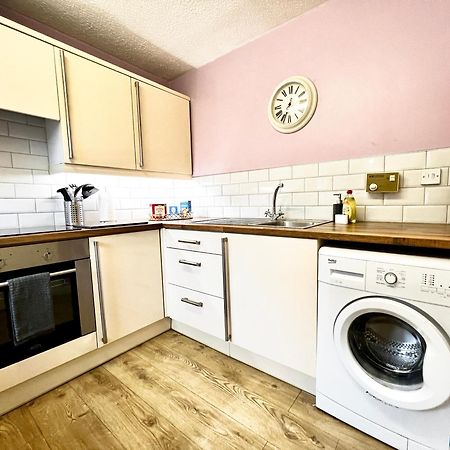 Ground Floor Flat With Free Parking & Wifi Apartment Glasgow Bagian luar foto
