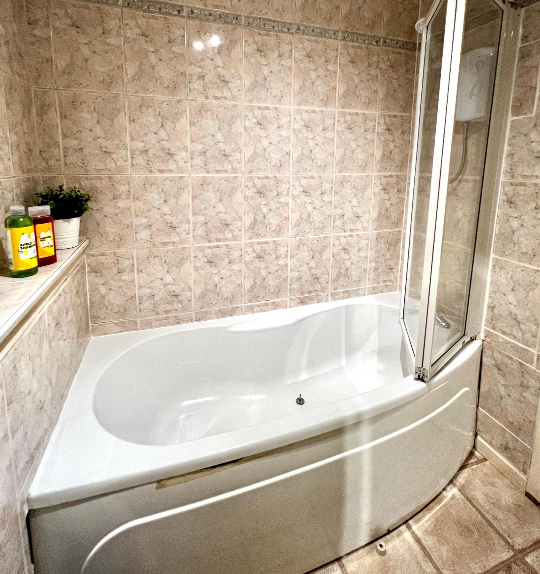 Ground Floor Flat With Free Parking & Wifi Apartment Glasgow Bagian luar foto