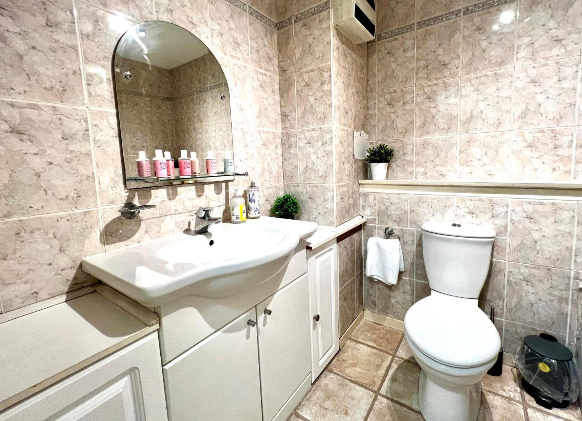 Ground Floor Flat With Free Parking & Wifi Apartment Glasgow Bagian luar foto